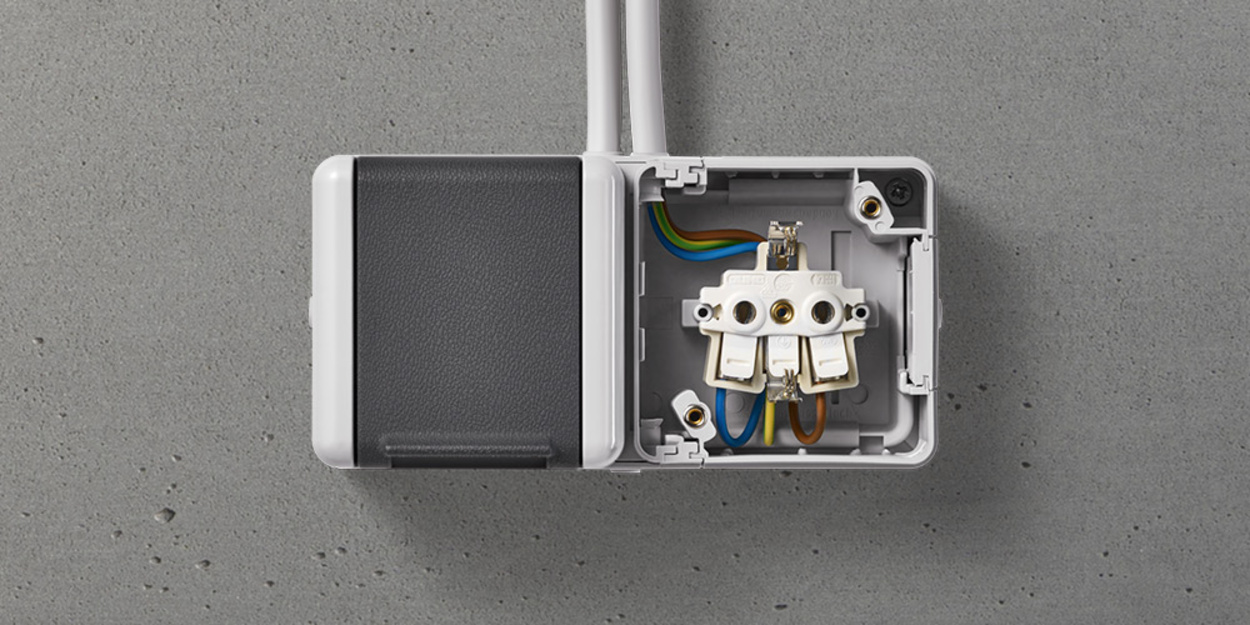 Doppelsteckdose mit Trennsteg bei SKORtec in Moosach